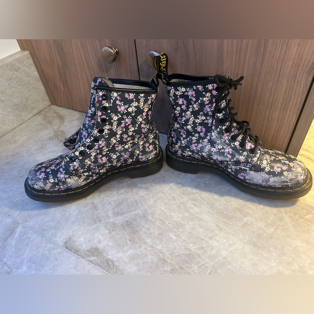 Doc Martins size 37 or US 6
Flowers some wear as seen in pictures
